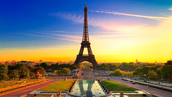 La Torre Eiffel e giardini del Trocadero a Parigi, Francia