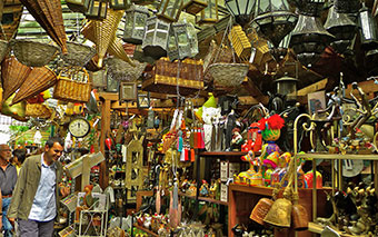 Mercato delle pulci di Saint-Ouen a Parigi, Francia