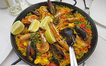 Il cibo locale: paella a Barceloneta, Spagna